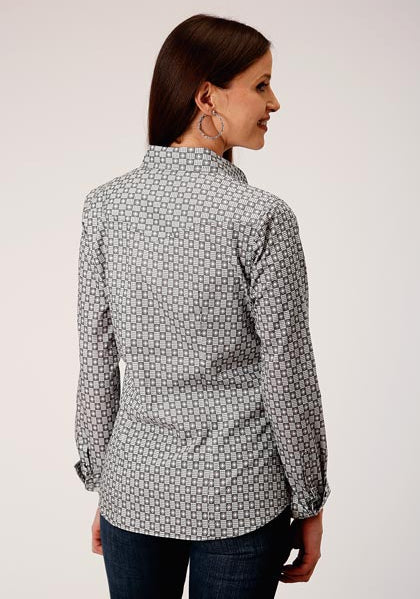 Woman's Long Sleeve Shirt Gray and White Checkered Diamond Print